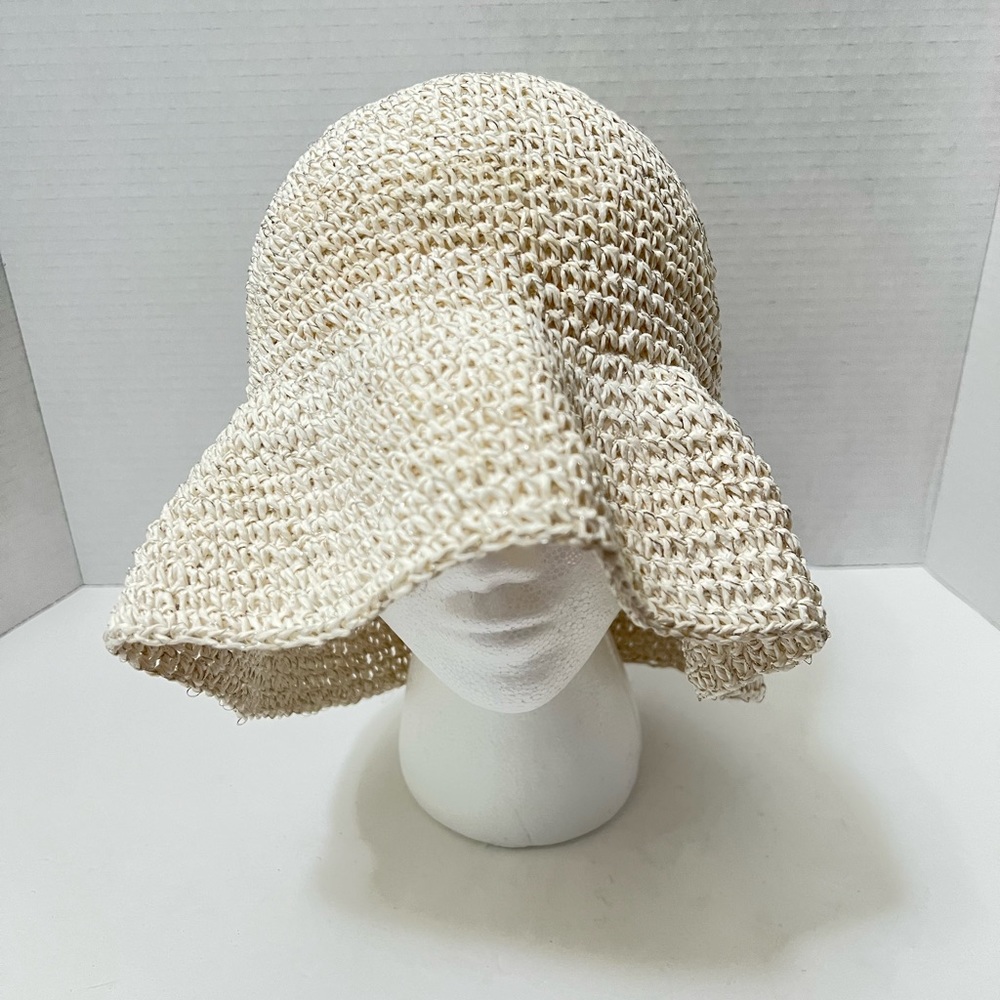 August bucket hat new condition cream with gold yarn